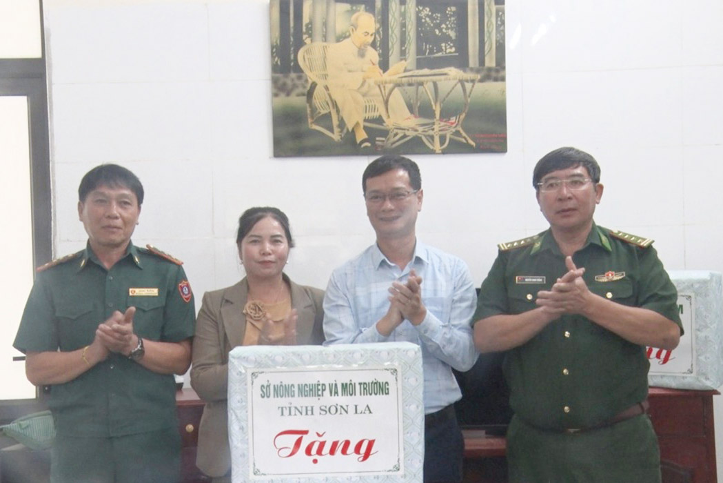Đồng chí Trần Dũng Tiến (thứ 2 từ phải), Phó Giám đốc Sở Nông nghiệp và Môi trường tỉnh và lãnh đạo Ban Chỉ huy Bộ đội Biên phòng tỉnh tặng quà cho Đoàn công tác tỉnh Hủa Phăn nước CHDCND Lào. Ảnh: Cổng TTĐT Sơn La