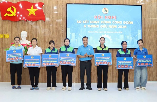 Liên đoàn Lao động tỉnh Khánh Hòa trao kinh phí hỗ trợ đoàn viên xây nhà ở. Ảnh: Phương Linh
