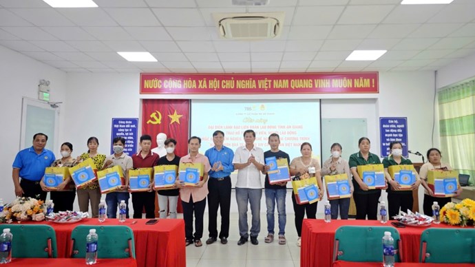 Ông Đỗ Trần Thịnh, Chủ tịch LĐLĐ tỉnh An Giang trao quà cho đoàn viên, người lao động Công ty Cổ phần TBS An Giang. Ảnh: LĐLĐ An Giang