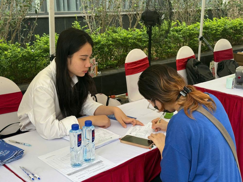 many young workers and graduates choose to continue studying when facing difficulties in the job application process. Photo: Quynh Chi