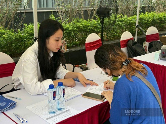 many young workers and graduates choose to continue studying when facing difficulties in the job application process. Photo: Quynh Chi