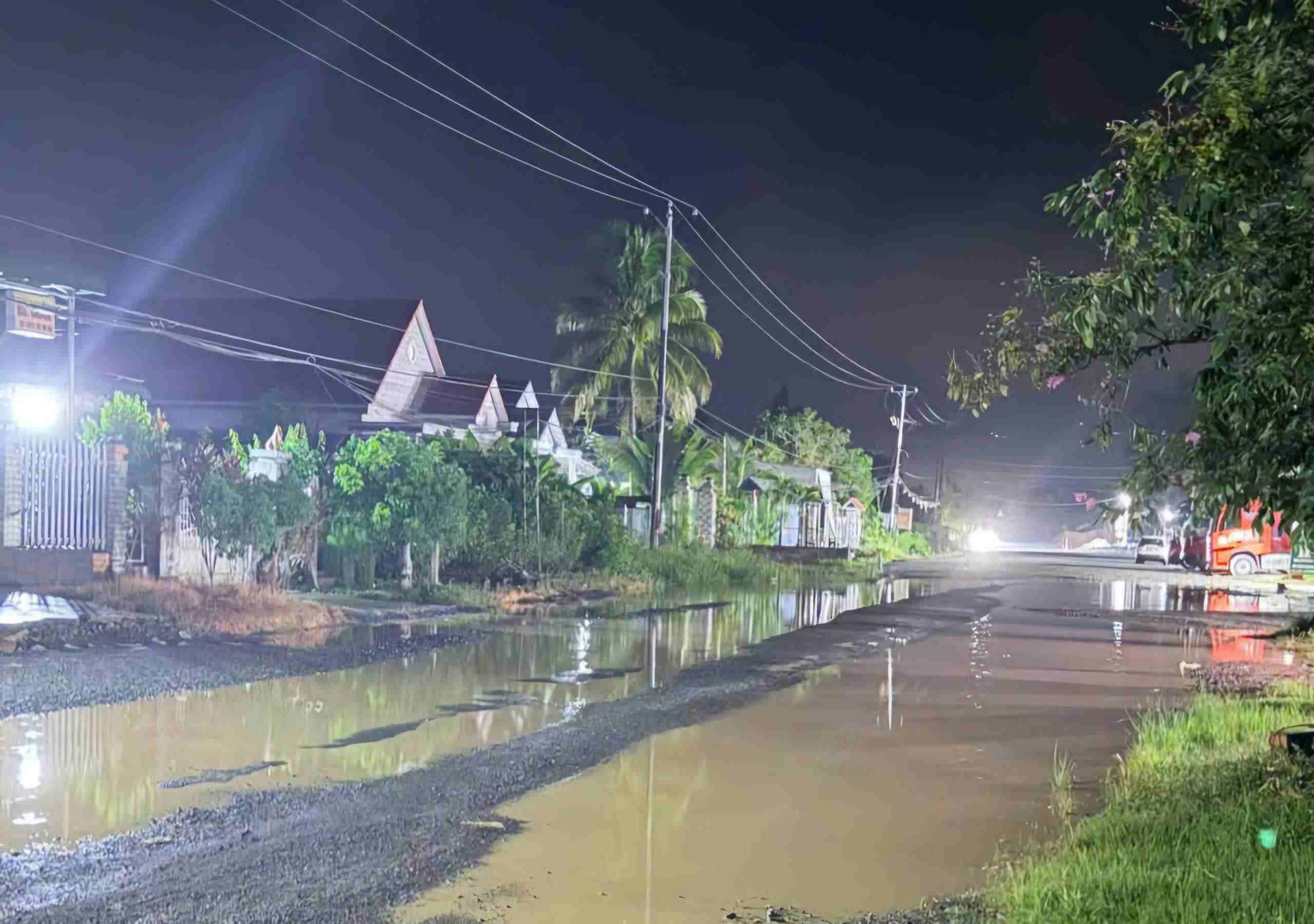 An unfinished construction section on DT. 721 route poses a risk of traffic accidents. Photo: Phuc Khanh