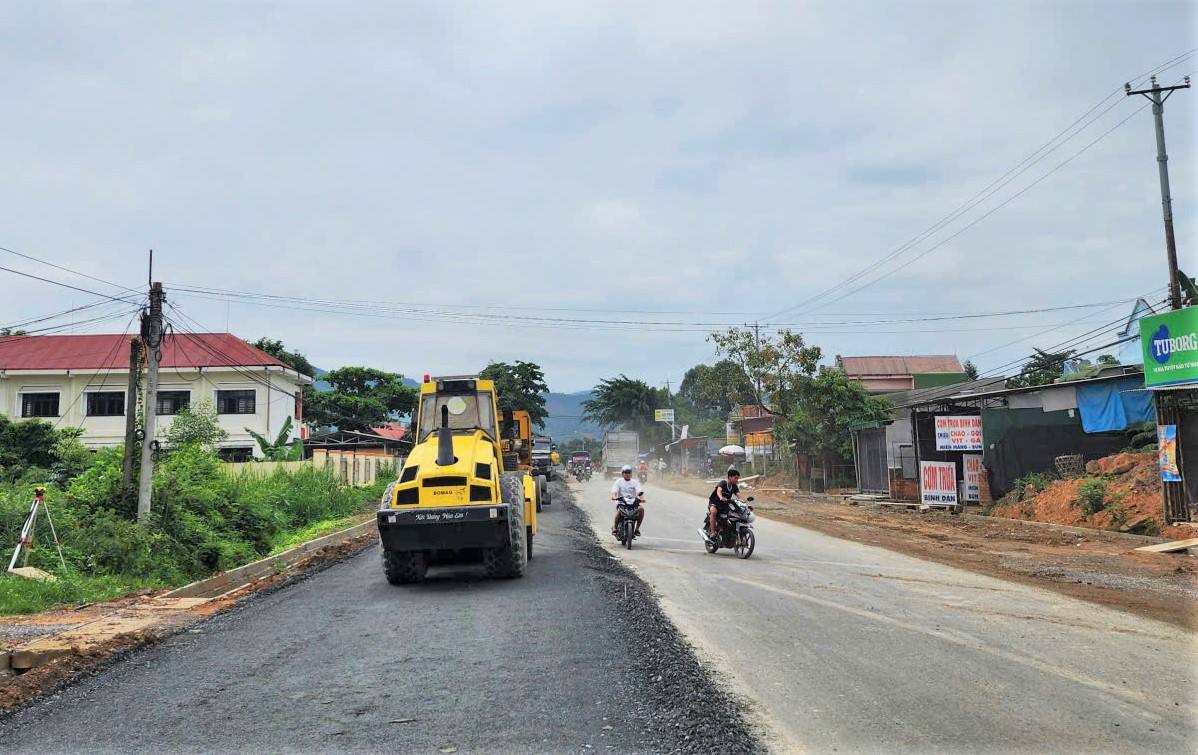Đơn vị thi công đang đẩy nhanh tiến độ dự án ĐT.721 đoạn qua xã Đạ Huoai. Ảnh: Phúc Khánh 