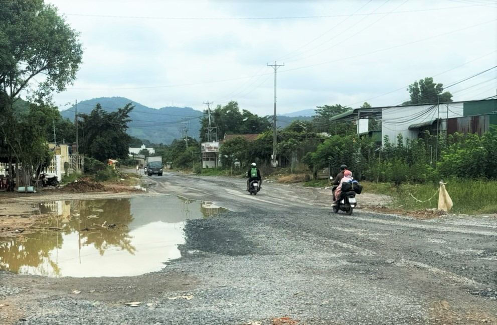 Trên tuyến đường này, hiện nhiều đoạn thi công 