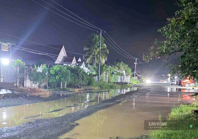 An unfinished construction section on DT. 721 route poses a risk of traffic accidents. Photo: Phuc Khanh