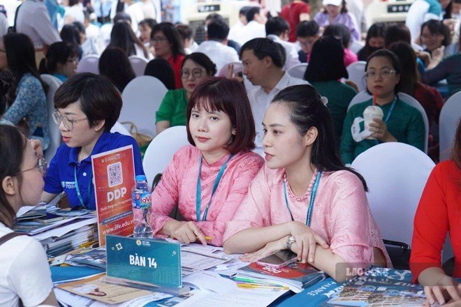 Los candidatos de 19 a 22 puntos en el examen de graduación de la escuela secundaria superior de 2026, los candidatos pueden consultar muchos bloques de carreras de economía y finanzas. Foto: Van Cuong