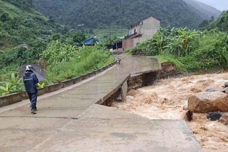 Mưa lớn gây sạt lở đất đá, sói lở mặt cầu cứng, ngập đường tại khu vực đỉnh Sam Síp, xã Ngọc Chiến và xã Mường La. Ảnh: Đoàn Thị Vân