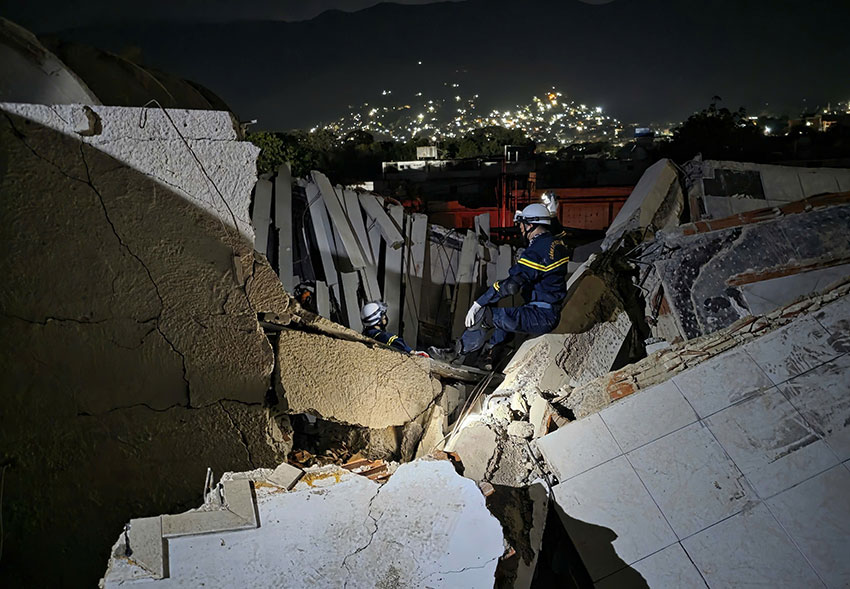 Vietnamese rescue team searches overnight for life signals in rubble in Venezuela. Photo: Ministry of Public Security