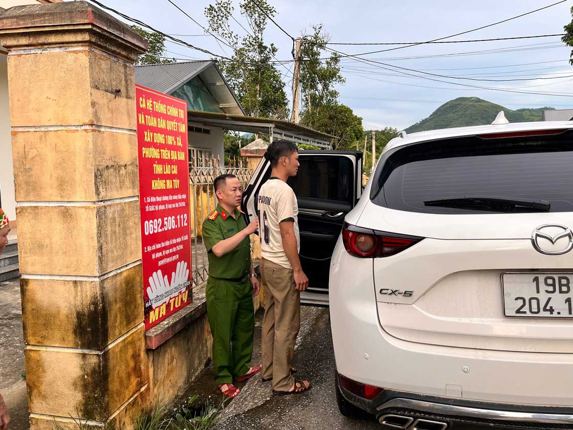 Khởi tố, bắt bị can để tạm giam đối tượng sử dụng trái phép chất ma túy tại xã Nghĩa Tâm. Ảnh: CA Lào Cai