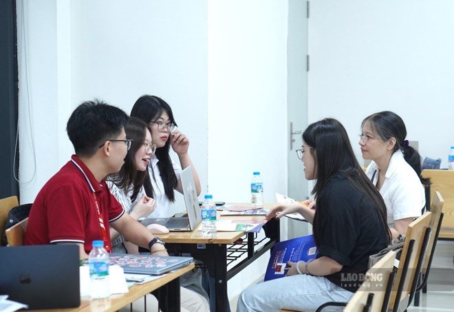 Candidates learn about admission information from the Faculty of Educational Science and Technology, Hanoi University of Science and Technology. Photo: Van Cuong