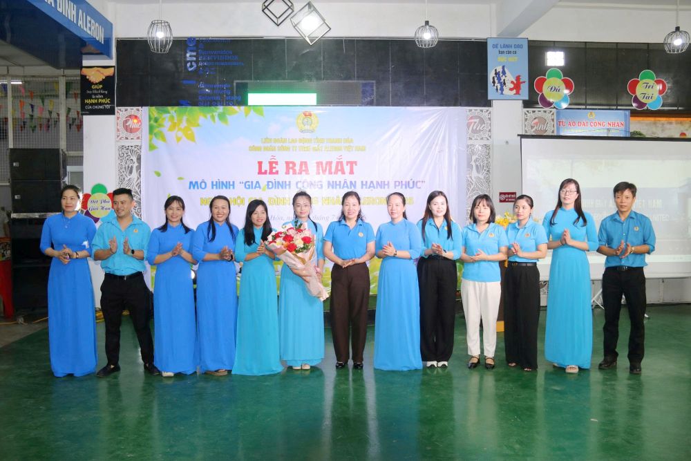 The Trade Union of Aleron Vietnam Shoe Co., Ltd. launches a happy worker family model. Photo: Thuy Ha