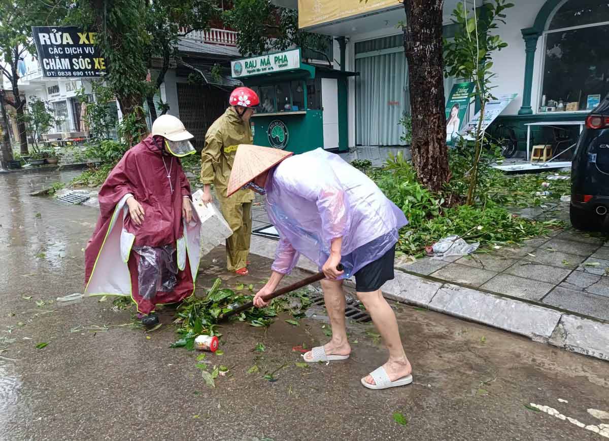 Người dân phường Móng Cái 1 phối hợp thu dọn cành cây gãy đổ, khắc phục hậu quả sau bão số 1. Ảnh: Cổng TTĐT phường Móng Cái 1