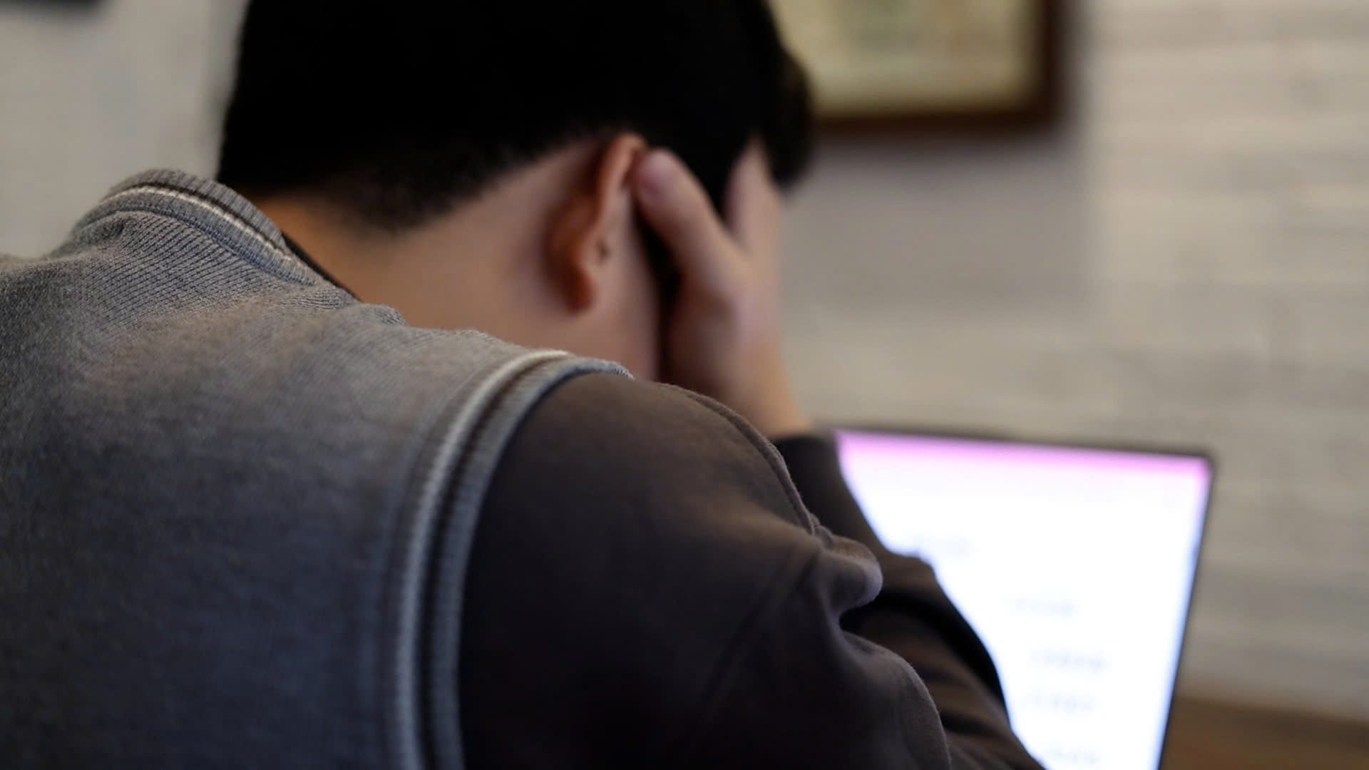 Don't turn the journey of adjusting aspirations into a nightmare for students. Photo: Huyen Trang
