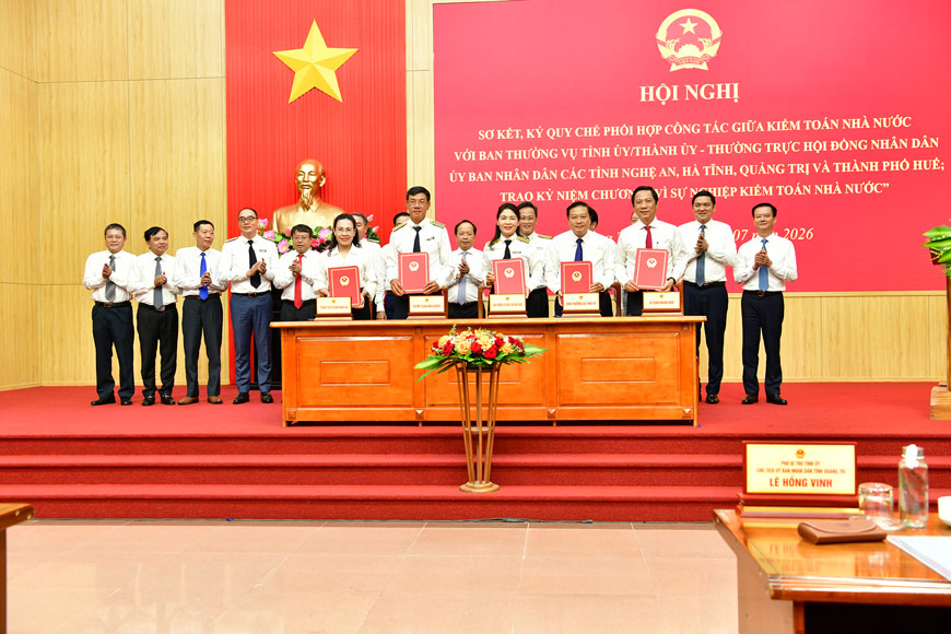 On the morning of July 5, the State Audit Office of Vietnam organized a conference to summarize and sign the Regulation on coordination of work with Nghe An, Ha Tinh, Quang Tri and Hue City provinces. Photo: KTNN