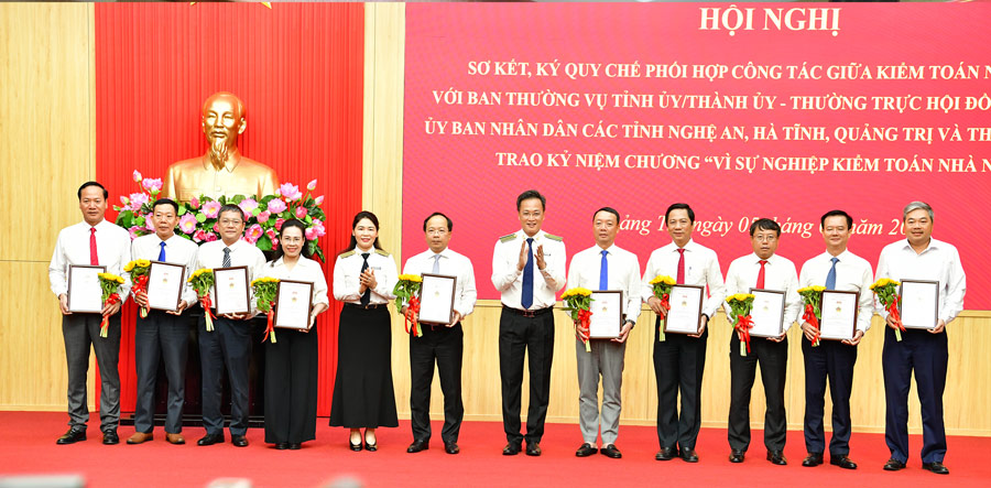 trao Kỷ niệm chương vì sự nghiệp KTNN tặng 20 đồng chí là lãnh đạo tỉnh, thành phố và lãnh đạo các sở, ngành của 4 địa phương