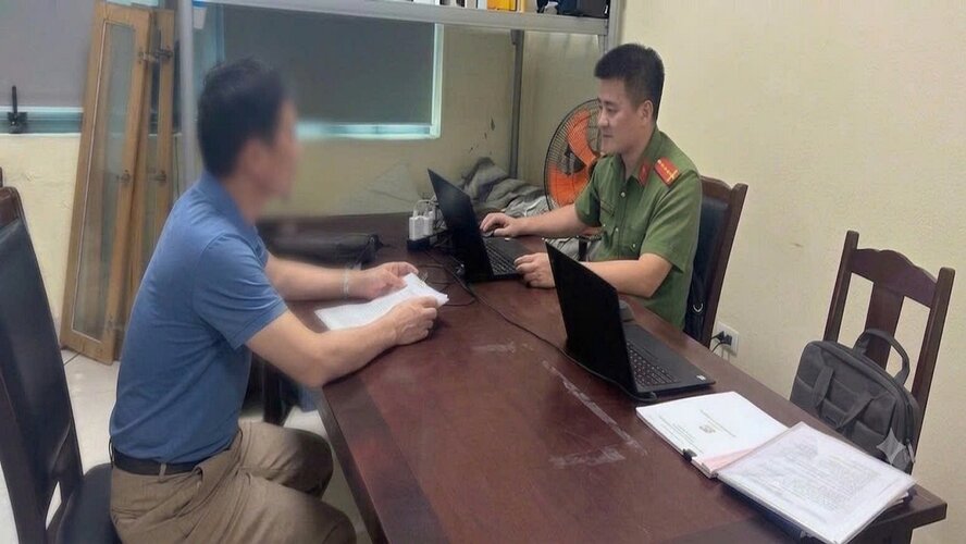 Cơ quan Công an làm việc với đơn vị vi phạm về hóa đơn, kê khai thuế. Ảnh: Công an tỉnh Phú Thọ