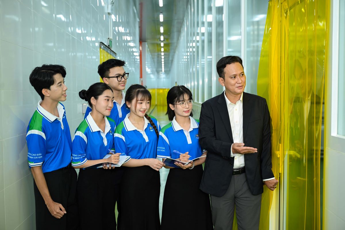 Hoạt động kết nối doanh nghiệp được triển khai từ năm nhất, giúp sinh viên Đại học 2 giai đoạn sớm làm quen với môi trường làm việc thực tế.