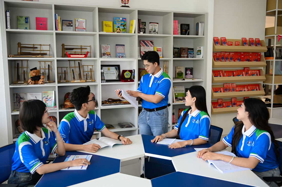 Students of the 2-stage University Program study in a modern environment with a flexible training roadmap.