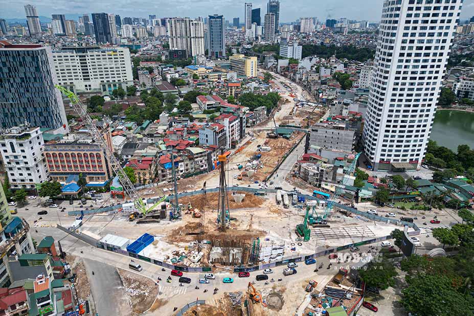 UBND TP Hà Nội vừa yêu cầu các sở, ngành và đơn vị liên quan khẩn trương tháo gỡ các khó khăn, vướng mắc để đẩy nhanh tiến độ dự án đường Vành đai 1, đoạn Hoàng Cầu - Voi Phục. Thành phố đặt mục tiêu thông xe toàn tuyến trước ngày 2.9 và hoàn thành dự án trong năm 2026.