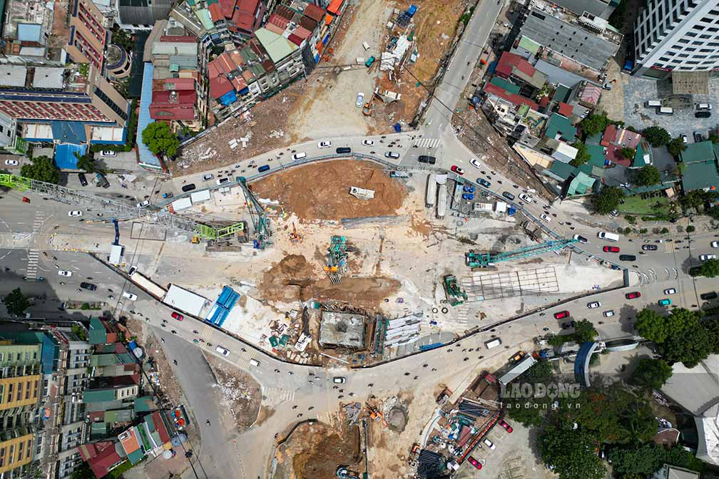 Tại hai nút giao Nguyễn Chí Thanh và Giảng Võ - Láng Hạ, công trường vẫn duy trì nhiều mũi thi công. Các trụ cầu vượt đã dần hoàn thành.