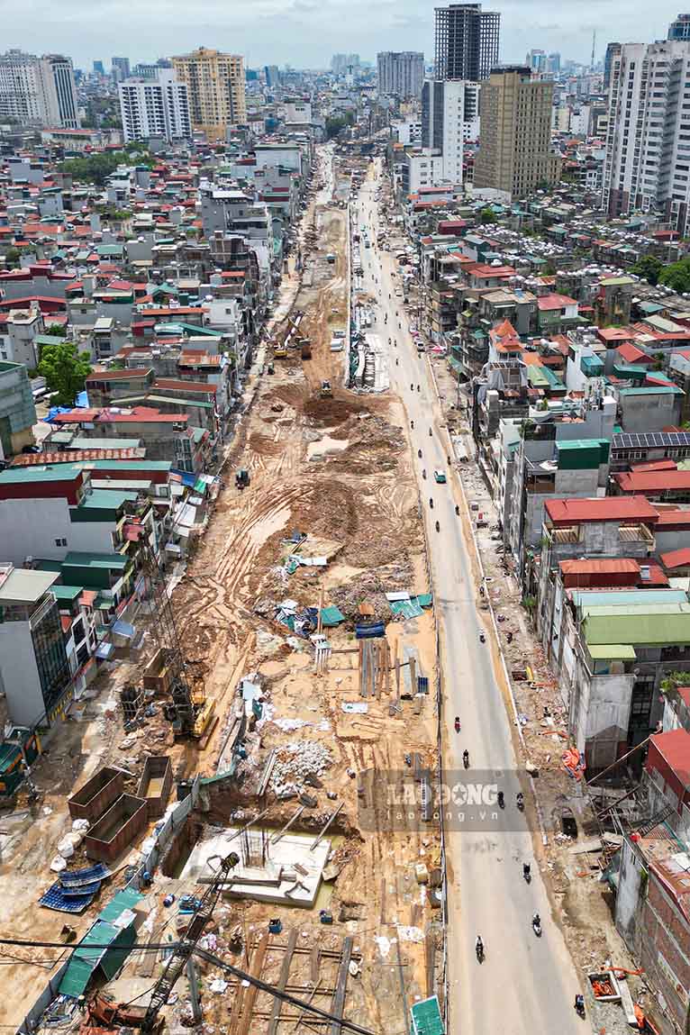 Theo ghi nhận của Lao Động ngày 5.7, trên một số đoạn tuyến của dự án, các hạng mục hai bên tuyến đã cơ bản hoàn thiện.
