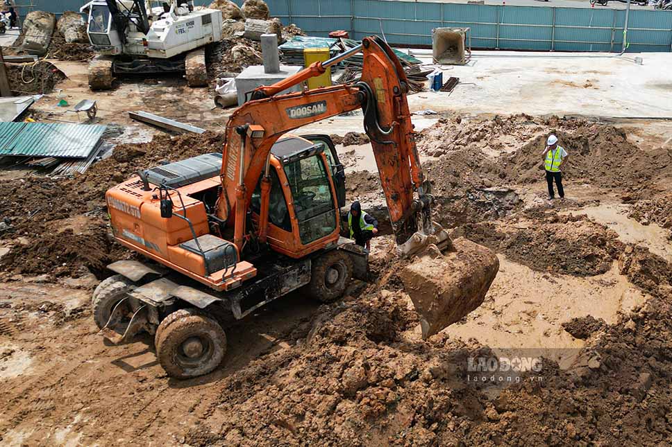 Đất đá được tập kết dọc tuyến, nhiều máy xúc và xe ben liên tục hoạt động, chuẩn bị cho các công đoạn tiếp theo.