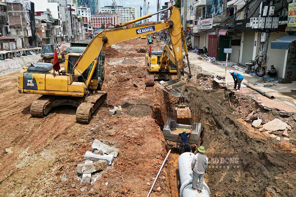 Workers race to progress on Ring Road 1 construction site. Photo: Huu Vu