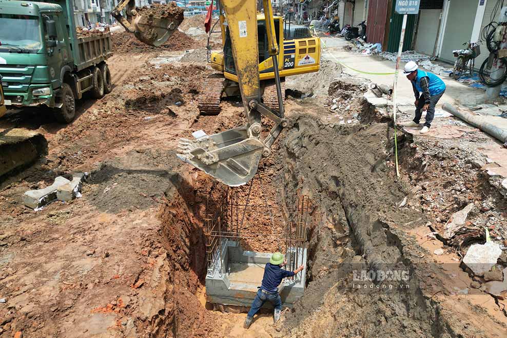 Công nhân tập trung thi công hệ thống thoát nước, lu lèn nền đường và hoàn thiện các hạng mục kỹ thuật.
