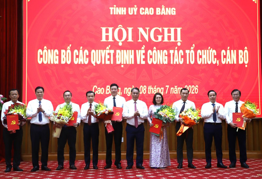 Member of the Party Central Committee, Secretary of the Provincial Party Committee, Chairman of Cao Bang Provincial People's Council Phan Thang An and comrades of the Standing Committee of the Provincial Party Committee present decisions on transfer, appointment and present flowers to personnel receiving new tasks. Photo: Cao Bang e-Portal