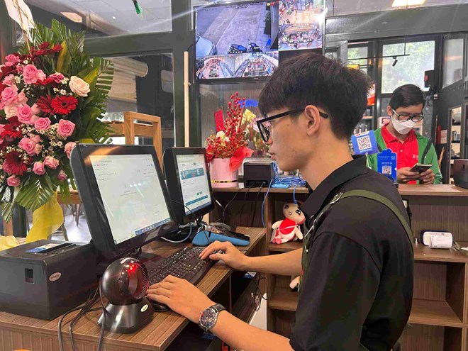 In case of tax refund, business households with a surplus tax amount paid for the whole year in tax declaration dossiers and tax finalization dossiers from 50,000 VND or less, the surplus tax amount is compensated with the tax payable of the next tax calculation period. Photo: Hai Nguyen