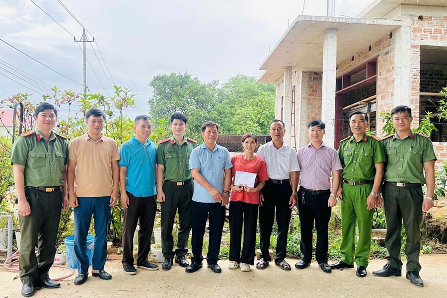 Le montant de 23,5 millions de dongs a été collecté grâce à la contribution volontaire de tous les cadres et soldats de la police de la commune de Bo Trach. Photo: Portail d'information électronique de la police provinciale de Quang Tri