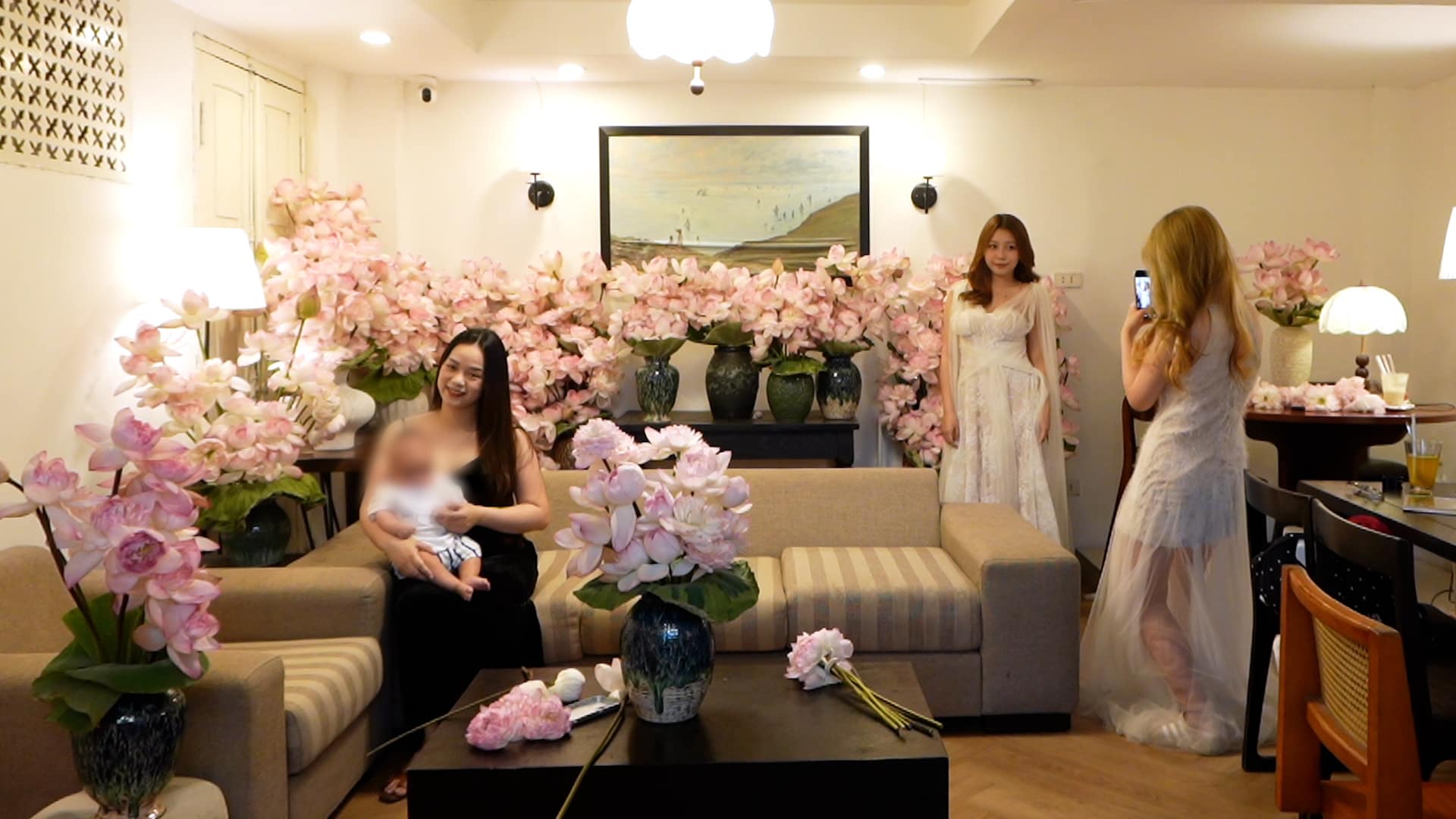 Không gian ngập sắc sen mang đến trải nghiệm mới cho khách giữa lòng Hà Nội. Ảnh: Thái Trang