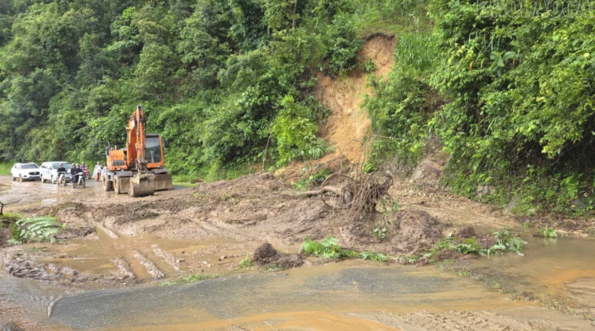 Km305+900 on National Highway 32 landslide causes traffic congestion. Photo: Vu Son
