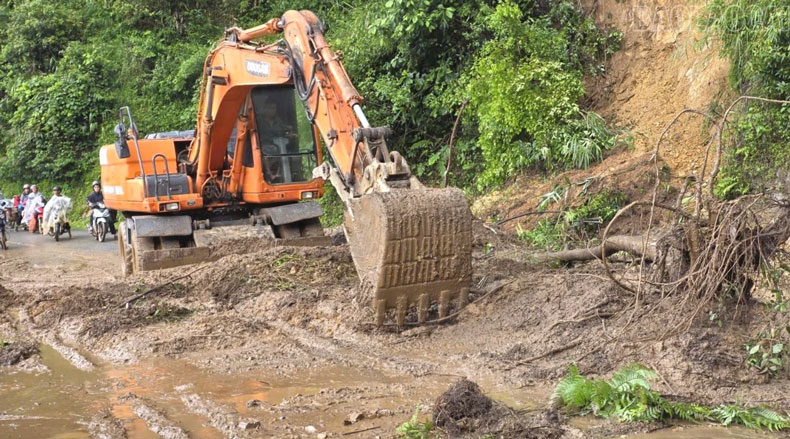 Công ty Cổ phần Xây dựng đường bộ I huy động máy xúc giải tỏa đất đá, thông tuyến. 