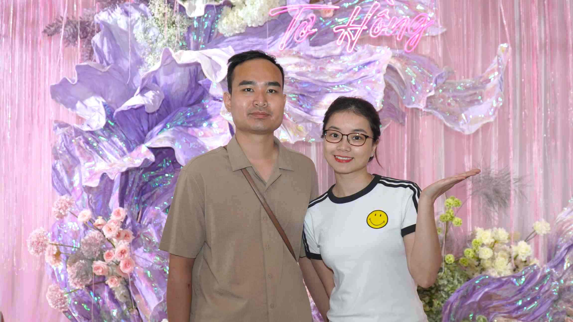 Chị Huyền thích thú tham quan không gian sự kiện, chiêm ngưỡng những bộ tráp lễ được chế tác tinh xảo và tìm hiểu các xu hướng cưới mới. Ảnh: Minh Vũ
