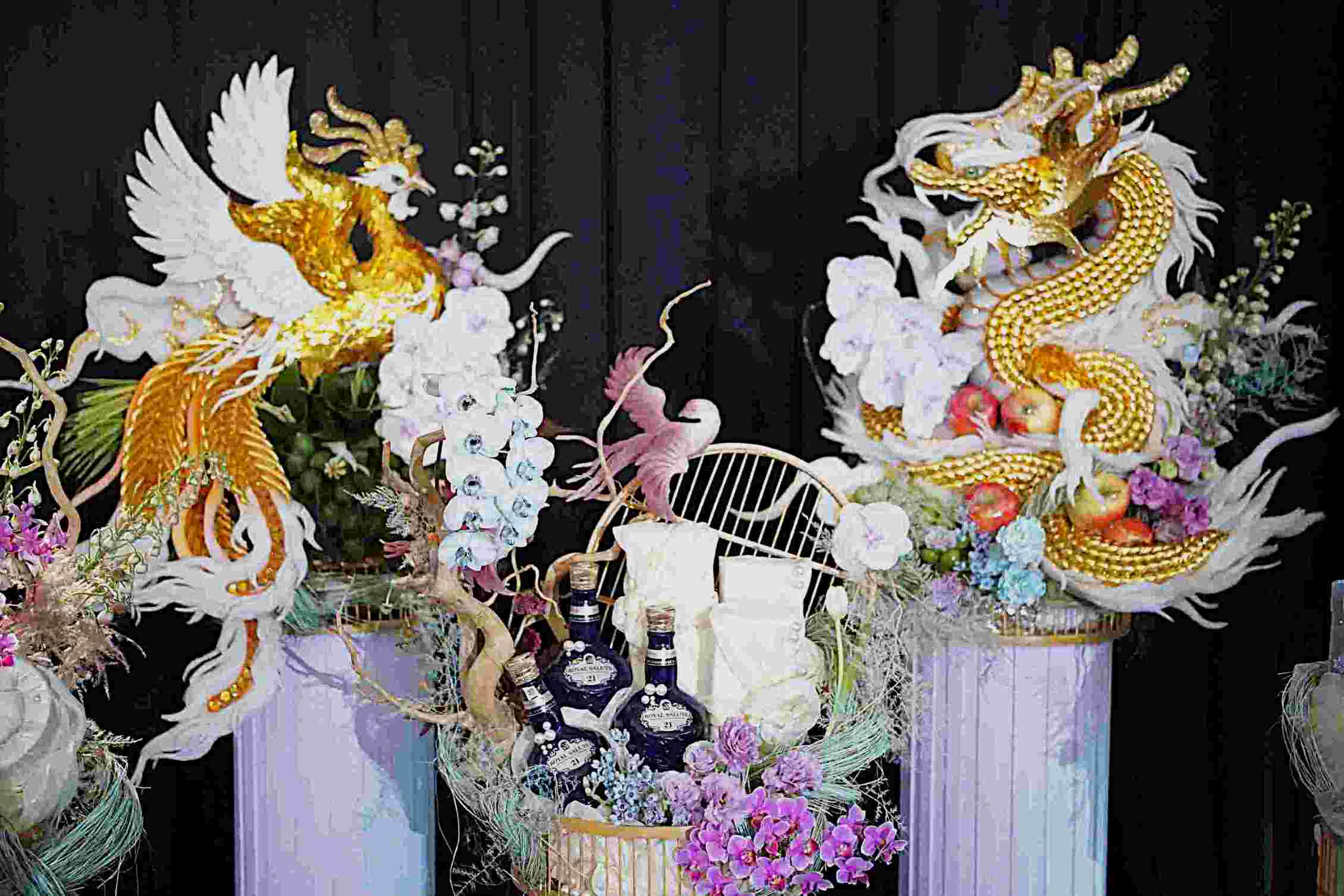 Ritual sets with a modern style combined with traditional features, are meticulously made to every detail. Photo: Nhat Anh