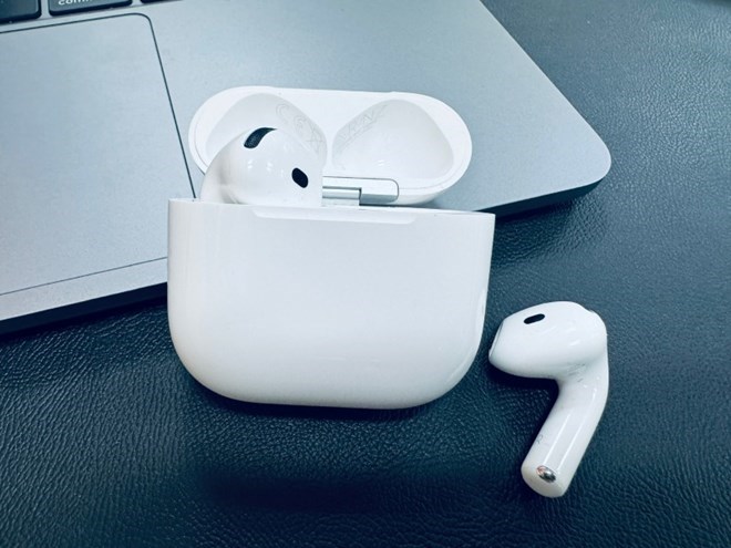 The second beta version of iOS 27 has just revealed more traces of a new Apple product, possibly AirPods with integrated cameras. Photo: Quang Minh