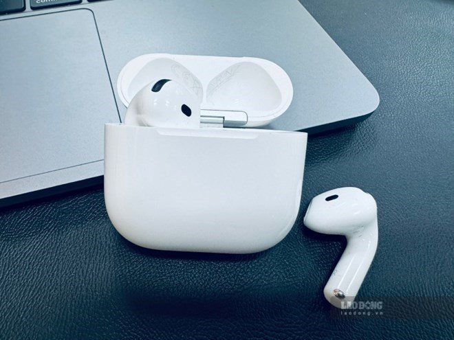 The second beta version of iOS 27 has just revealed more traces of a new Apple product, possibly AirPods with integrated cameras. Photo: Quang Minh