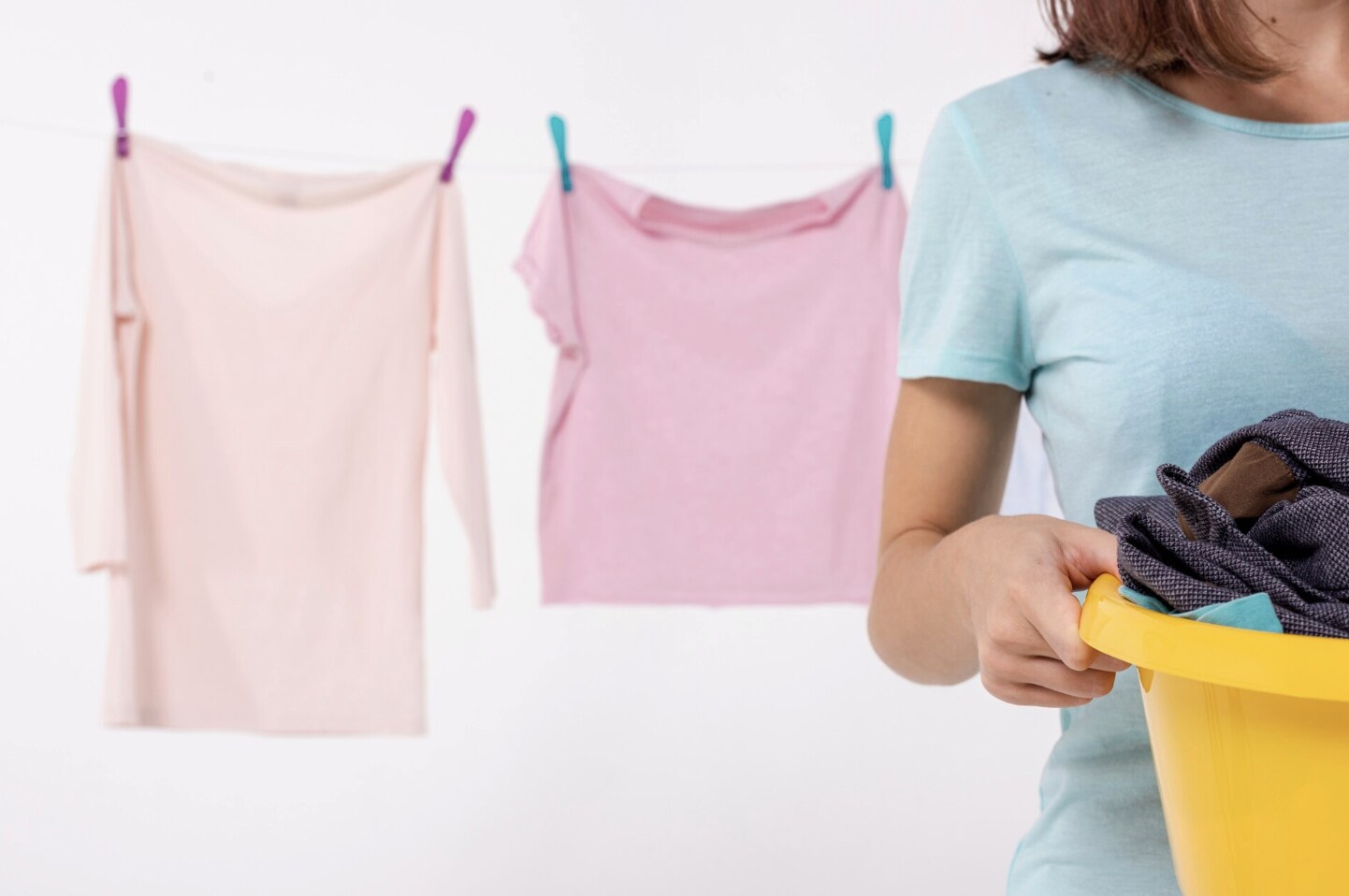 The simple tips below help clothes dry faster without the sun. Photo: Thuy Duong