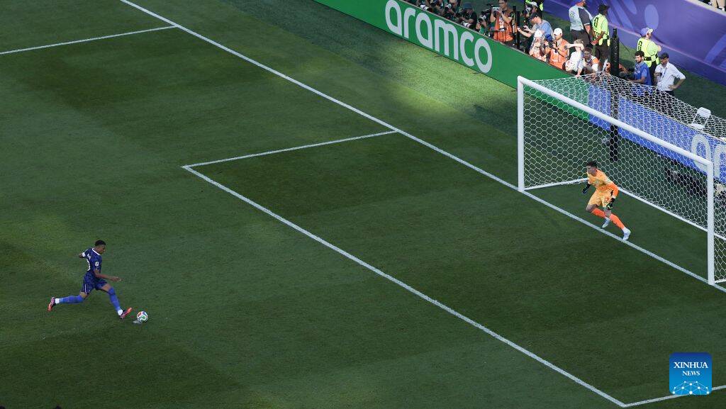 Mbappe ghi bàn thắng quyết định trên chấm 11m. Ảnh: Xinhua
