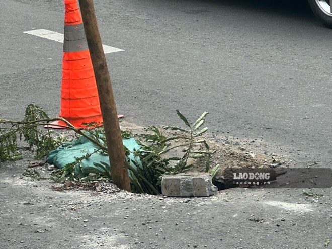 A sinkhole appears on Nguyen Thi Minh Khai street, near the Truong Dinh intersection. Photo: Ly Linh