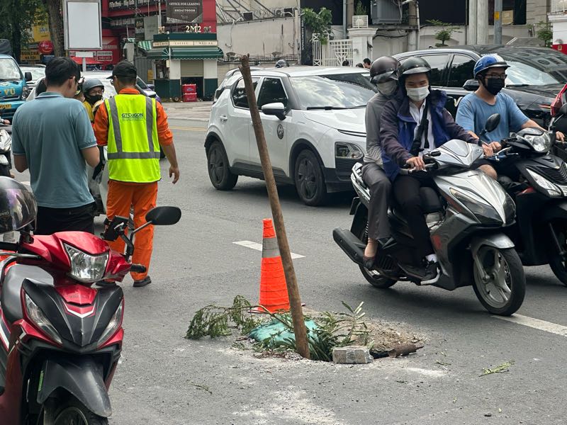 Sự cố sụt lún khiến các phương tiện giảm tốc độ khi lưu thông qua khu vực. Ảnh: Lý Linh