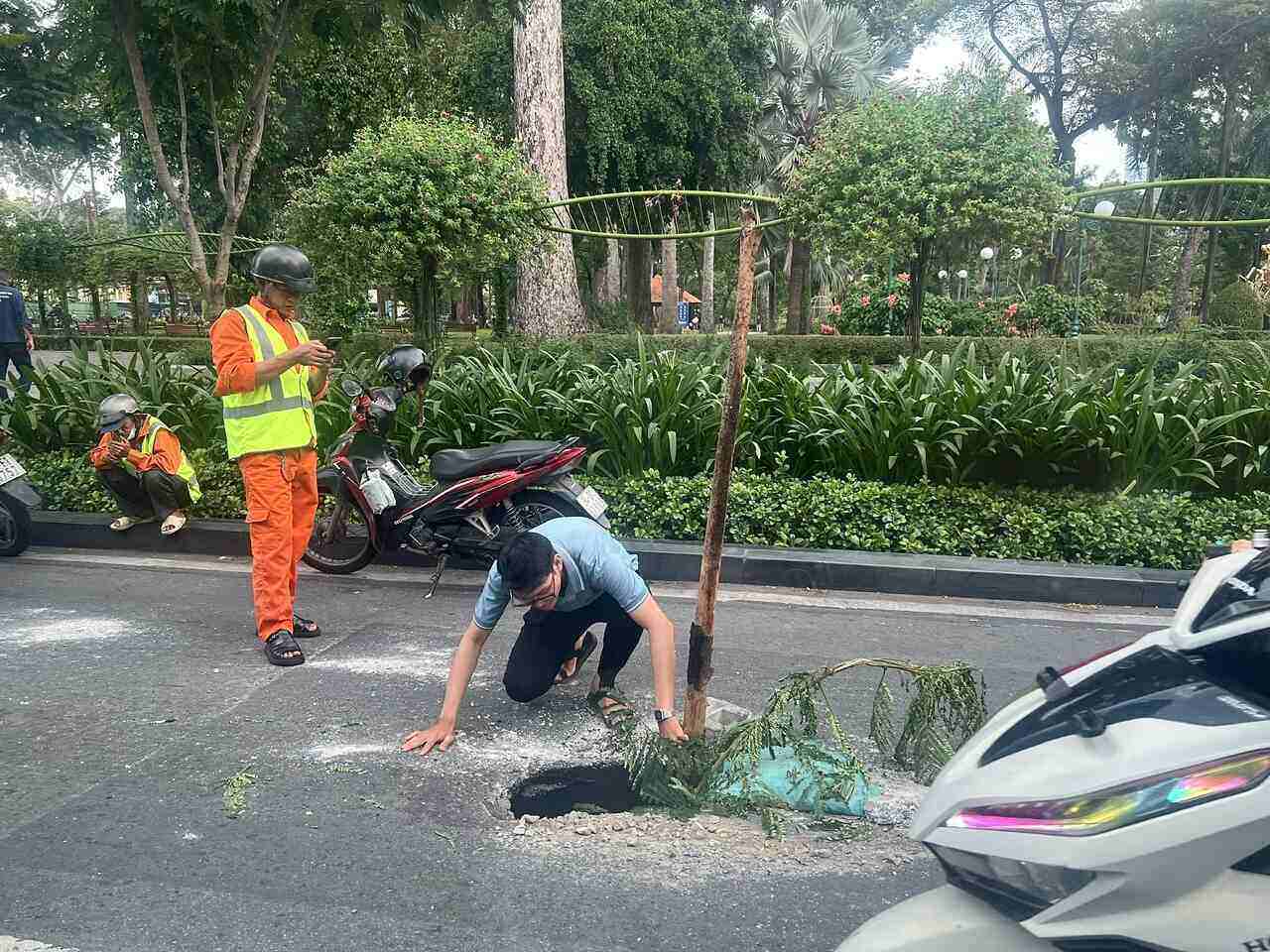 Đơn vị duy tu hạ tầng có mặt kiểm tra hiện trường sau khi xuất hiện hố sụt. Ảnh: Lý Linh