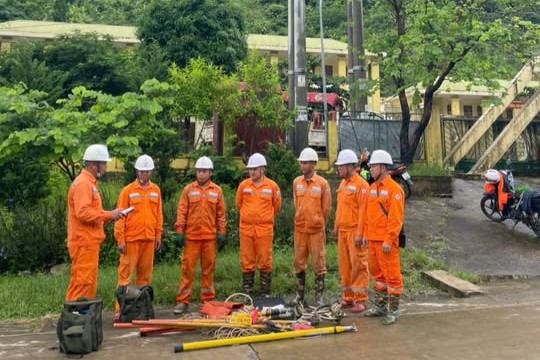 ソンラ電力会社は、洪水後の送電網システムの復旧計画を実施し、ムオンラ地域の住民への電力供給を早期に再開します。写真:ゴック・ディエップ