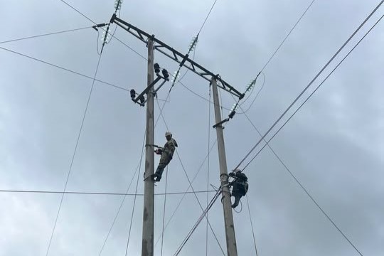 Công ty Điện lực Sơn La đã huy động nhân lực, phương tiện khắc phục, sớm cấp điện trở lại cho người dân khu vực Mường La. Ảnh: Ngọc Diệp