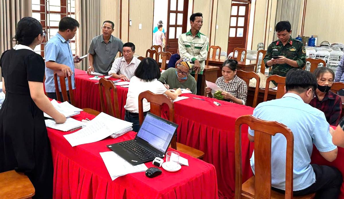 Households receive project compensation money. Photo: Chan Hung commune - Hai Phong city
