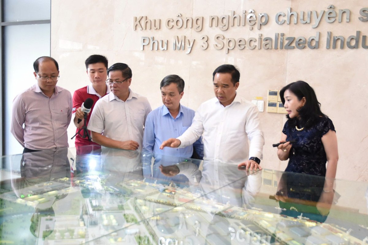 Chairman of Ho Chi Minh City People's Committee Nguyen Van Duoc works at Phu My Specialized Industrial Park 3. Photo: Thanh An