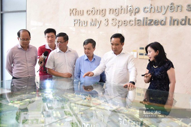 Chairman of Ho Chi Minh City People's Committee Nguyen Van Duoc works at Phu My Specialized Industrial Park 3. Photo: Thanh An