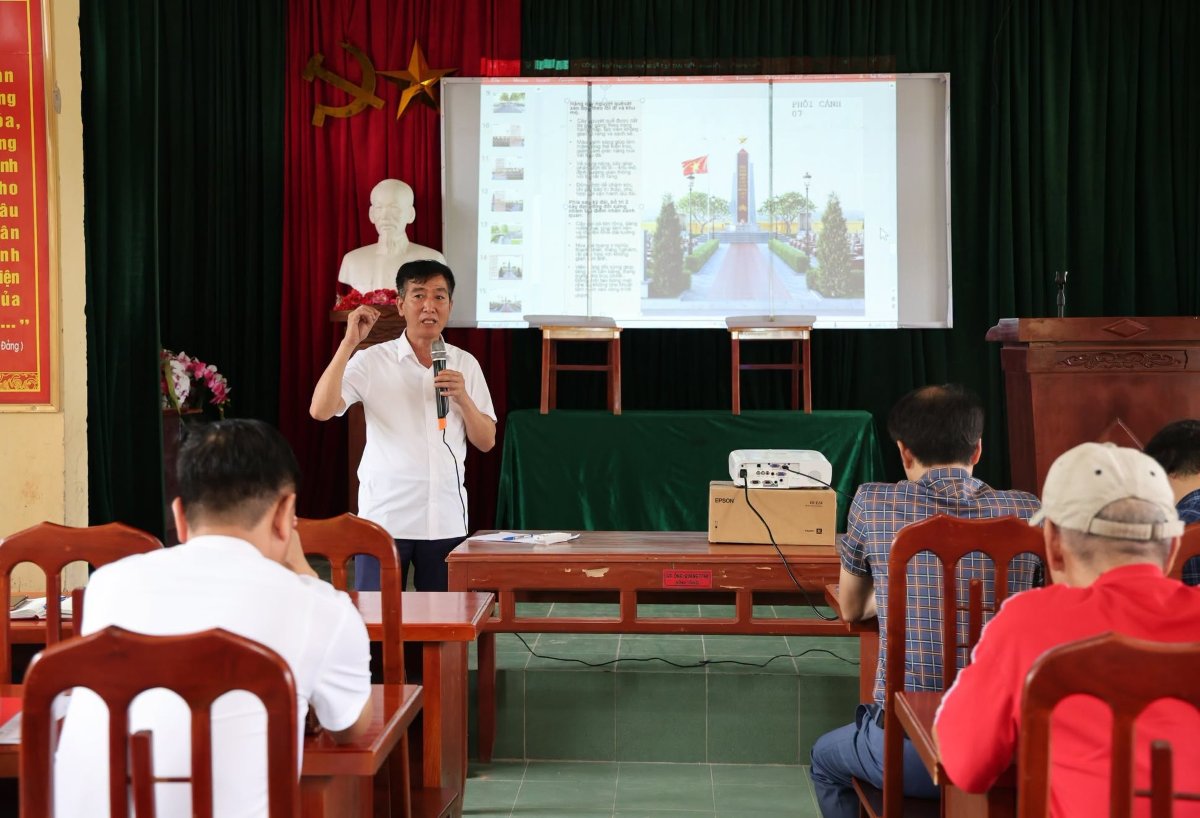 Gia Loc commune informs about the project to upgrade and renovate Tan Tien Martyrs' Cemetery. Photo: Gia Loc Commune Media