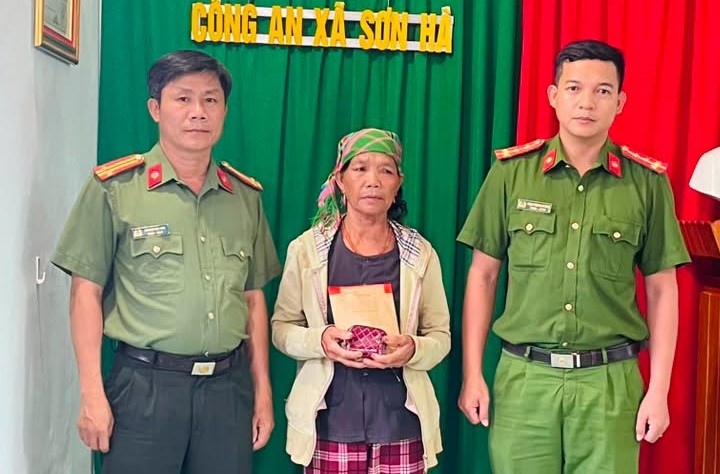 Son Ha Commune Police, Quang Ngai province handed over all assets to Ms. Dinh Thi Hoach. Photo: Son Ha Commune Police